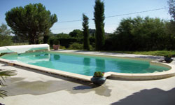 Une large piscine pour se rafraichir